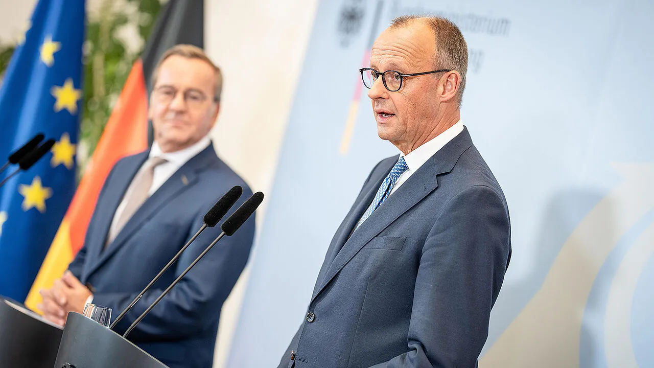 Gemeinsam mit Verteidigungsminister Boris Pistorius (SPD, l.) stellte Bundeskanzler Friedrich Merz (CDU) das von der Bundesregierung beschlossene Wehrdienst-Modernisierungsgesetz vor. Foto: picture alliance/Chris Emil Janßen