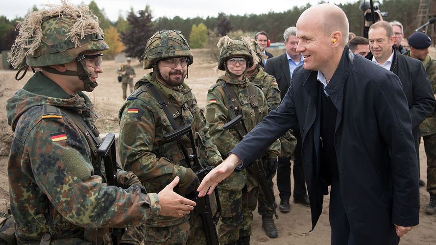 Der erste Außentermin des neuen Unionsfraktionschef Ralph Brinkhaus galt der Truppe: Der Parlamentarier besuchte Soldaten auf dem Truppenübungsplatz Lehnin. Foto: dpa