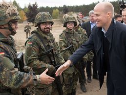 Der erste Außentermin des neuen Unionsfraktionschef Ralph Brinkhaus galt der Truppe: Der Parlamentarier besuchte Soldaten auf dem Truppenübungsplatz Lehnin. Foto: dpa