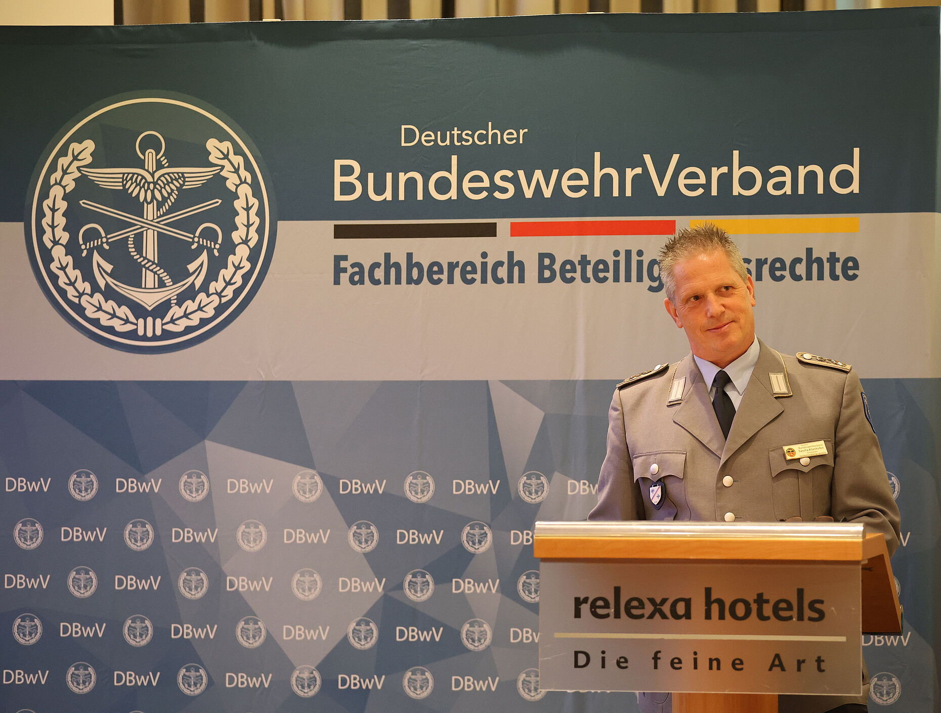 Tagungsleiter Oberstabsfeldwebel Sascha Altenhofen führt durch die Veranstaltung. Foto: DBwV/Eva Krämer