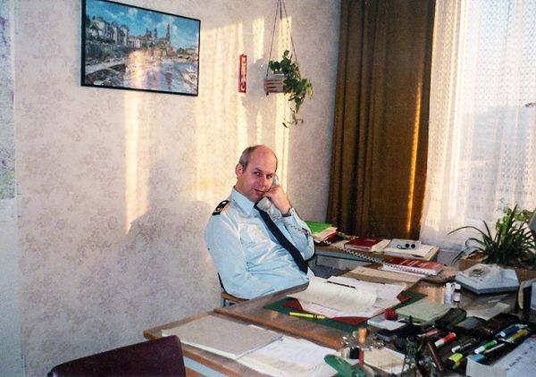 Hartmut Hädicke als Major der Bundeswehr in seinem Dienstzimmer. Foto: privat