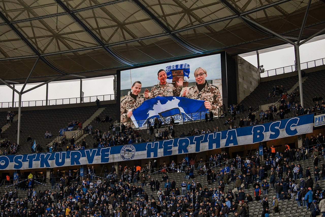 Grüße aus den Einsatzgebieten ins Stadion. Foto: DBwV/Yann Bombeke