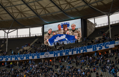 Grüße aus den Einsatzgebieten ins Stadion. Foto: DBwV/Yann Bombeke