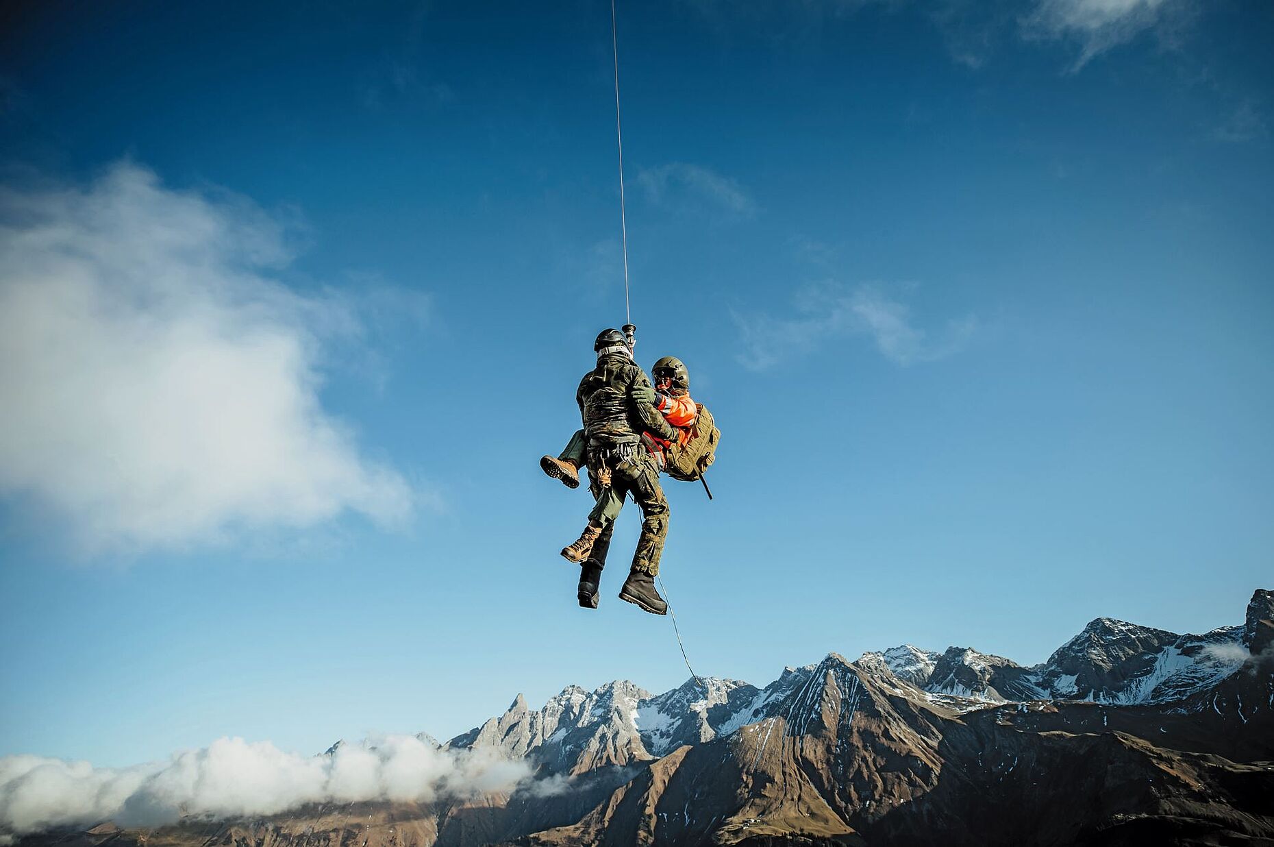 Übung beim Abseilen aus dem Hubschrauber: Ein Soldat rettet eine verletzte Person. Foto: PIZ/Unterstützungskommando