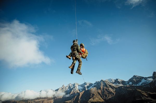 Übung beim Abseilen aus dem Hubschrauber: Ein Soldat rettet eine verletzte Person. Foto: PIZ/Unterstützungskommando