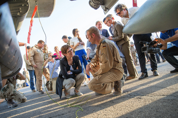 Auf ihrer ersten Einsatzreise als Verteidigungsministerin besuchte Annegret Kramp-Karrenbauer die deutschen Soldaten in Jordanien und Irak. Foto: Bundeswehr/Jana Neumann