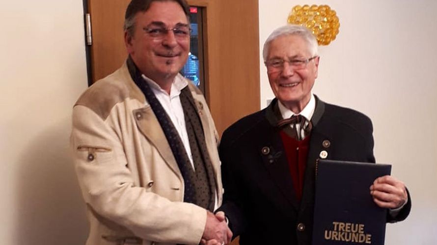 Vorsitzender Franz Jung (l.) dankt General a.D. Gerd Meyer für 60 Jahre Mitgliedschaft im Verband. Foto: DBwV