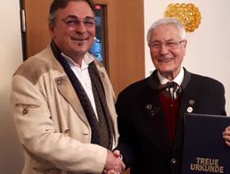 Vorsitzender Franz Jung (l.) dankt General a.D. Gerd Meyer für 60 Jahre Mitgliedschaft im Verband. Foto: DBwV