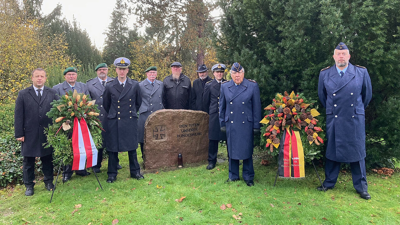 Bürgermeister Jens Augat (l.) mit den Vertretern der teilnehmenden Abordnungen. Foto: LV Nord 