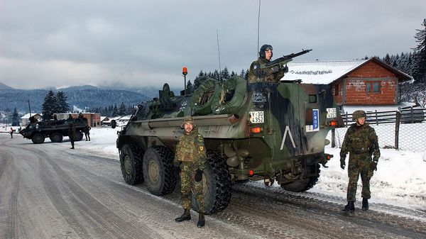 Deutsche SFOR-Soldaten im Januar 2004 bei einem Einsatz zur Festsetzung von Kriegsverbrechern in der Nähe von Pale, Bosnien-Herzegowina. Foto: SMSGT John P. Rohrer, USAF