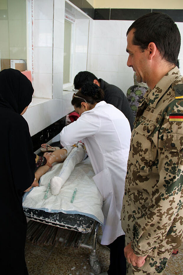 Carsten S. beobachtet das Anlegen einer Gipsschiene. Sie ist das Modell für die Orthese. Foto: DBwV