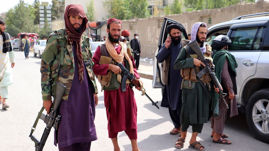 Taliban-Kämpfer in Kabul: Sie haben jetzt das Sagen in Afghanistan. Prof. Dr. Masala von der Universität der Bundeswehr München sieht keine guten Perspektiven für das Land. Foto: picture alliance / newscom | Bashir Darwish