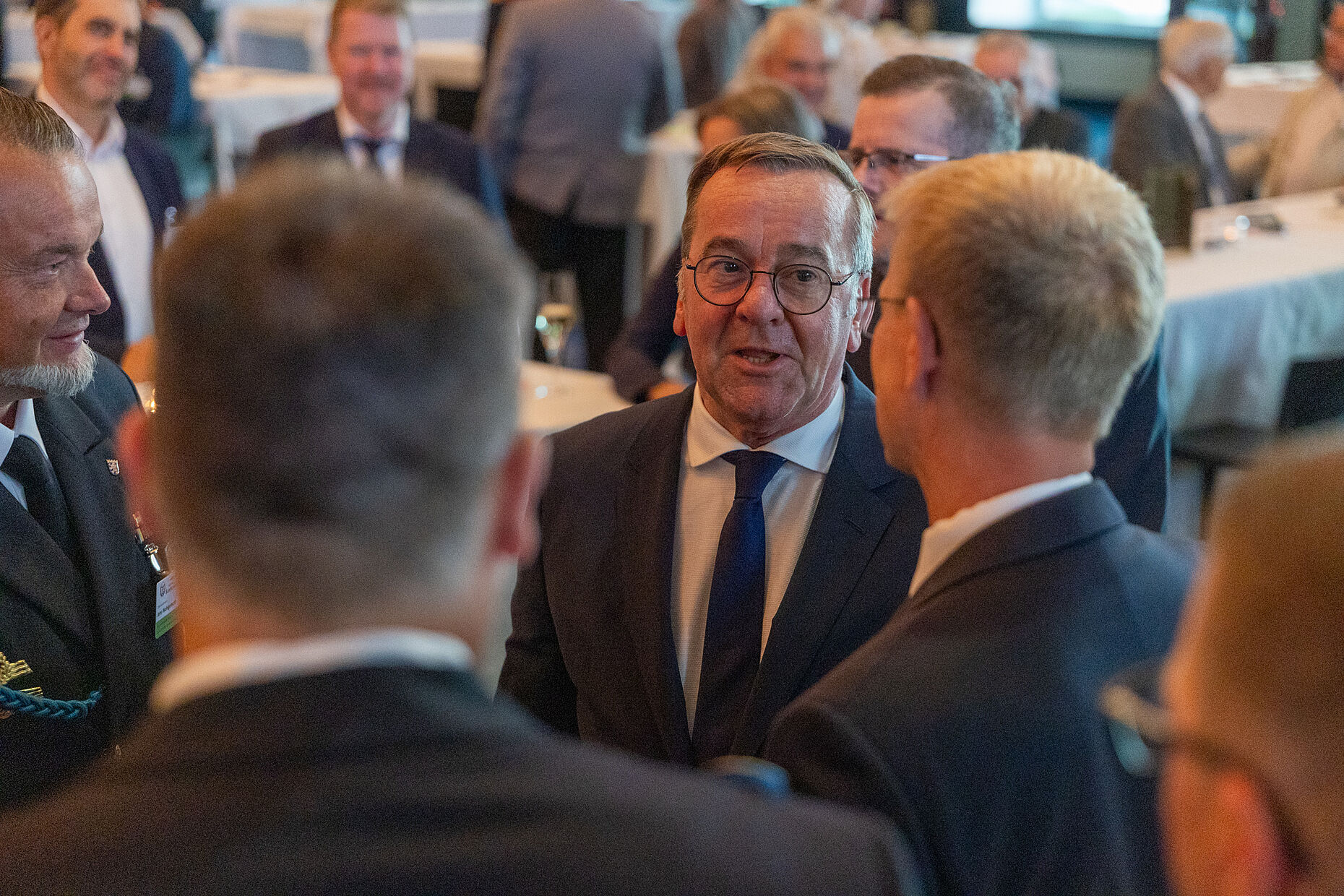 Verteidigungsminister Boris Pistorius im Gespräch mit dem Vorstand Marine im DBwV. Foto: DBwV/Yann Bombeke