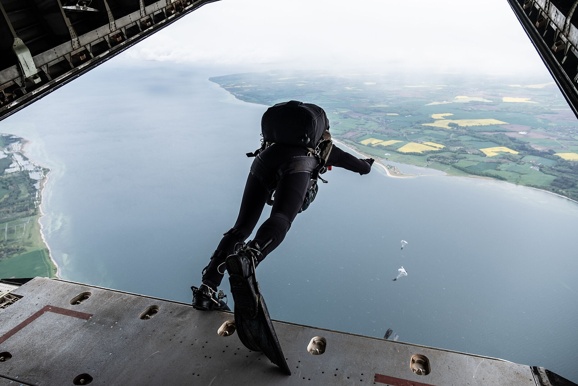 Freier Fall: Ein Kampfschwimmer beim Fallschirmsprung aus einem Transportflugzeug. Neben ihrer Ausbildung als militärische Taucher beherrschen Kampfschwimmer auch das Fallschirmspringen. Foto: Bundeswehr/Kroencke