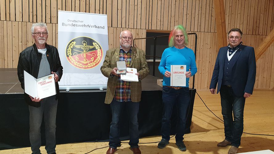 Die Geehrten Detlef Schindler (v.l.), Wilfried-Rainer Beyer, Gerhard Gulde mit Bezirksvorsitzendem Franz Jung. Foto: DBwV