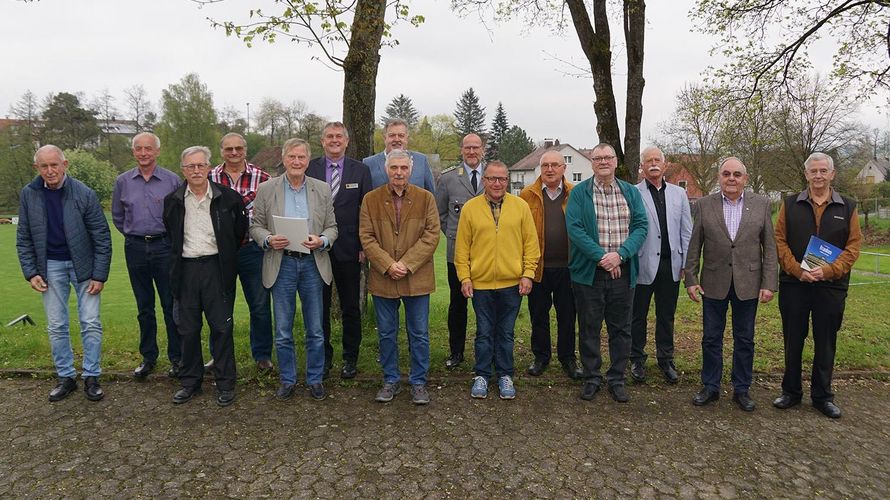 Die geehrten Mitglieder mit den Vorsitzenden der KERH und aus dem Landesvorstand: Vordere Reihe: Gerald Kobriger (v.l.), Günther Lehnhart, Thomas Blum, stellv. Vorsitzender Walter Schmidt, Klemens Pfaff, Franz Vogt, Chorleiter Friedrich Kirschner und Hubertus Fromm.  Hintere Reihe: Reinhold Galla (v.l.), Norbert Flohr, Bernhard Hauber, Thomas Schrempf, Hauptmann Oliver Hartmann, Joachim Aschmoneid und Karlheinz Buld. Foto: DBwV/Peter Vietze