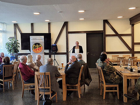 Landesvorsitzender Oberstleutnant a.D. Josef Rauch hatte bei seinem dritten Auftritt bei einer Veranstaltung der Kameradschaften in Veitshöchheim wiederum wissens- und mitteilenswertes aus der Arbeit des BundeswehrVerbandes im Gepäck. Foto: Roland Stengl
