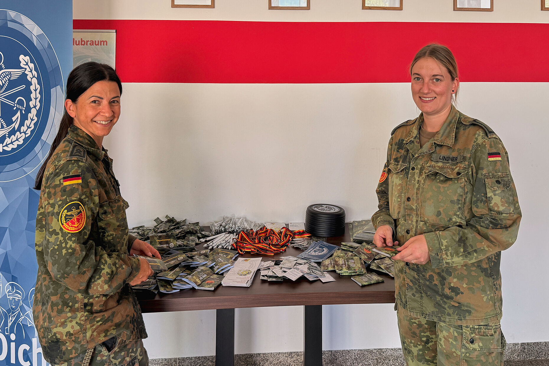 Mit ihrem großartigen Einsatz trugen die Mandatsträgerinnen Hauptfeldwebel Kristina Schuster (v.l.) und Stabsunteroffizier Alexandra Lindner wesentlich zum Gelingen des Sommerfestes bei. Foto: Thomas Zimmermann
