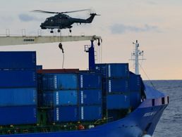 Deutsche Soldaten beim Boarding des türkischen Frachtschiffs "Rosaline A". Wenig später musste die Kontrolle des verdächtigen Schiffs nach Intervention aus Ankara abgebrochen werden. Foto: EUNAVFOR MED Irini