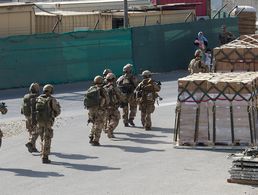 Deutsche Fallschirmjäger am Kabuler Flughafen. In der Nähe eines der Zugangstore soll sich eine Explosion ereignet haben. Foto: Bundeswehr