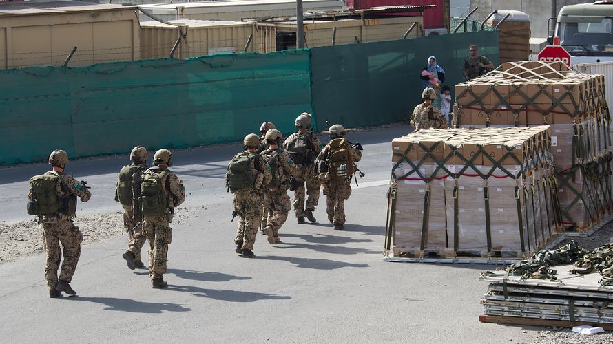 Deutsche Fallschirmjäger am Kabuler Flughafen. In der Nähe eines der Zugangstore soll sich eine Explosion ereignet haben. Foto: Bundeswehr