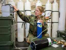 Eine Soldatin überprüft Sauerstoffflaschen in einer mobilen Sauerstofferzeugeranlage in der Falckenstein-Kaserne in Koblenz. Der DBwV geht davon aus, dass in allen Fällen der Amtshilfe im Covid-19-Einsatz der ATZ schnell und unbürokratisch ausgezahlt wird. Foto: Bundeswehr/Patrick Grüterich