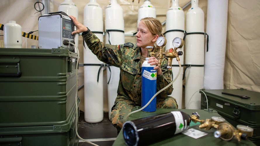 Eine Soldatin überprüft Sauerstoffflaschen in einer mobilen Sauerstofferzeugeranlage in der Falckenstein-Kaserne in Koblenz. Der DBwV geht davon aus, dass in allen Fällen der Amtshilfe im Covid-19-Einsatz der ATZ schnell und unbürokratisch ausgezahlt wird. Foto: Bundeswehr/Patrick Grüterich