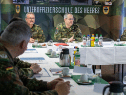 Nur wenige Tage nach seinem Wechsel an die Spitze des Heeres hat Generalleutnant Alfons Mais die Unteroffizierschule des Heeres in Delitzsch besucht. Foto: DBwV/Bombeke