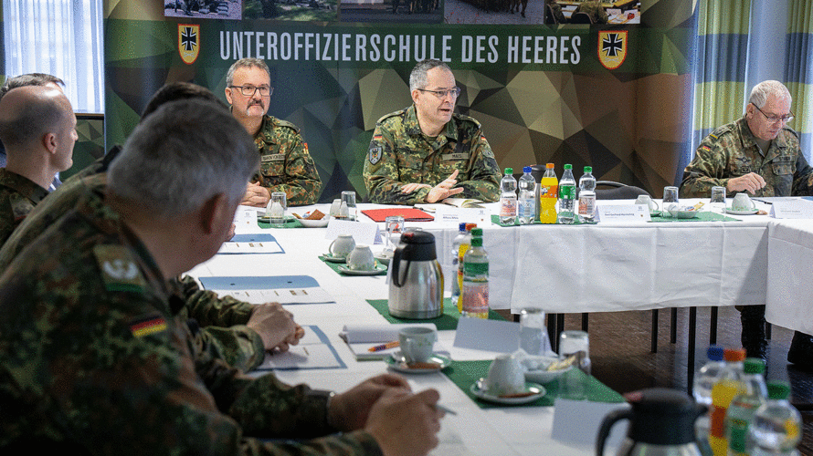 Nur wenige Tage nach seinem Wechsel an die Spitze des Heeres hat Generalleutnant Alfons Mais die Unteroffizierschule des Heeres in Delitzsch besucht. Foto: DBwV/Bombeke