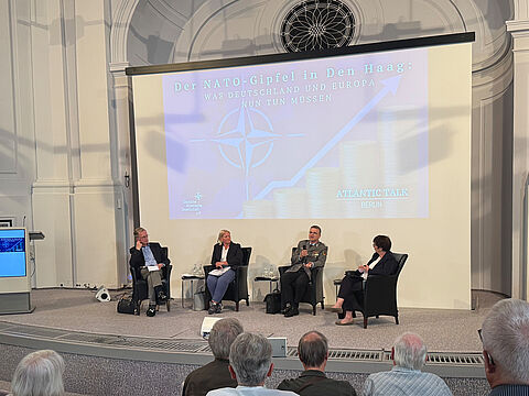 Der Bundesvorsitzende, Oberst André Wüstner (zweiter von rechts), diskutierte beim Atlantik Talk mit Wiebke Köhler (zweite von links) und Generalleutnant a.D. Heinrich Brauß links. Moderiert wurde die Veranstaltung von Dr. Ursula Weidenfeld (rechts). Foto: DBwV/Eva Krämer