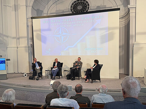 Der Bundesvorsitzende, Oberst André Wüstner (zweiter von rechts), diskutierte beim Atlantik Talk mit Wiebke Köhler (zweite von links) und Generalleutnant a.D. Heinrich Brauß links. Moderiert wurde die Veranstaltung von Dr. Ursula Weidenfeld (rechts). Foto: DBwV/Eva Krämer