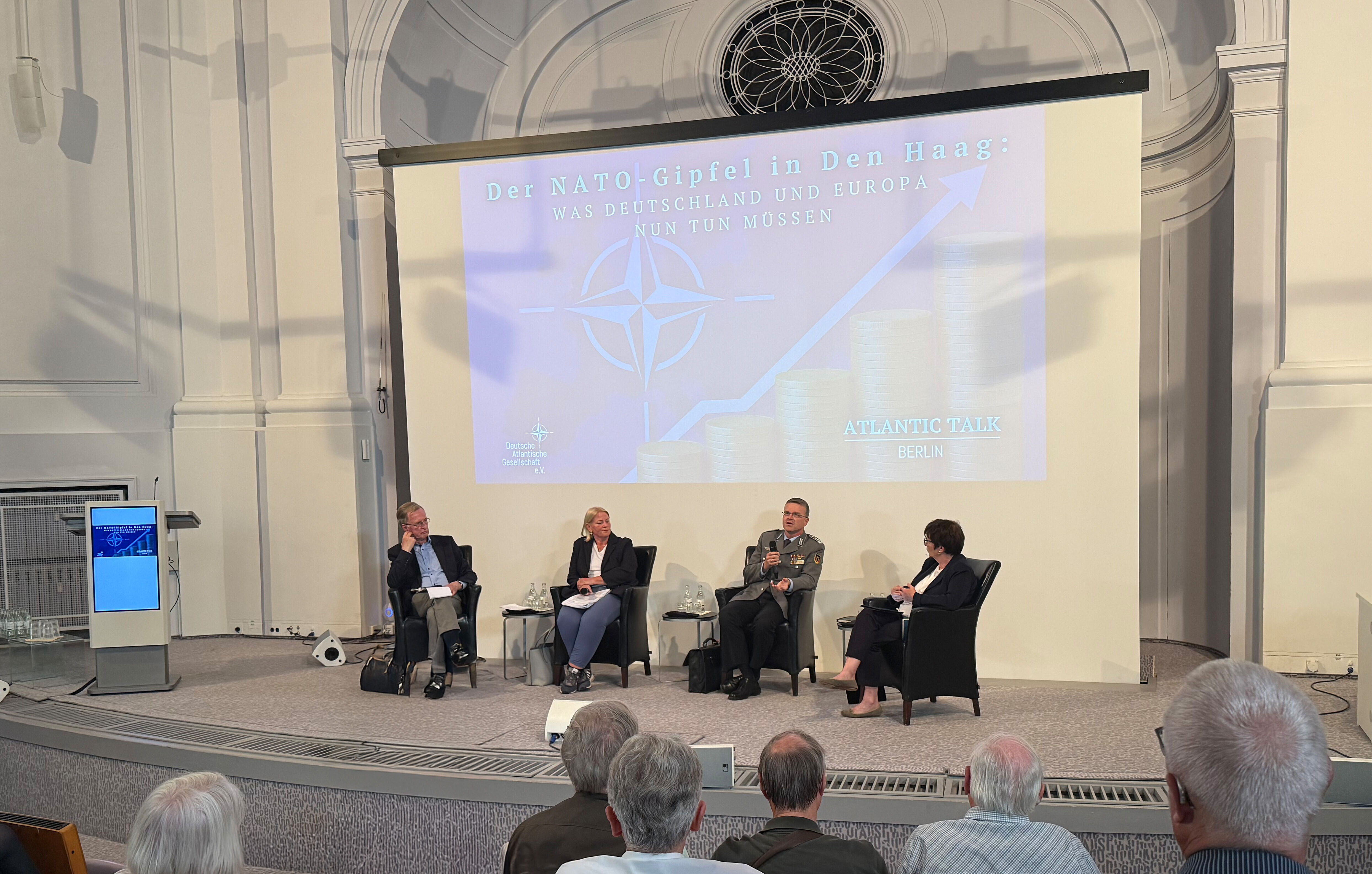 Der Bundesvorsitzende, Oberst André Wüstner (zweiter von rechts), diskutierte beim Atlantik Talk mit Wiebke Köhler (zweite von links) und Generalleutnant a.D. Heinrich Brauß links. Moderiert wurde die Veranstaltung von Dr. Ursula Weidenfeld (rechts). Foto: DBwV/Eva Krämer