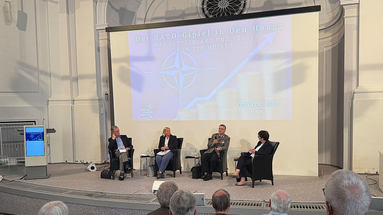 Der Bundesvorsitzende, Oberst André Wüstner (zweiter von rechts), diskutierte beim Atlantik Talk mit Wiebke Köhler (zweite von links) und Generalleutnant a.D. Heinrich Brauß links. Moderiert wurde die Veranstaltung von Dr. Ursula Weidenfeld (rechts). Foto: DBwV/Eva Krämer