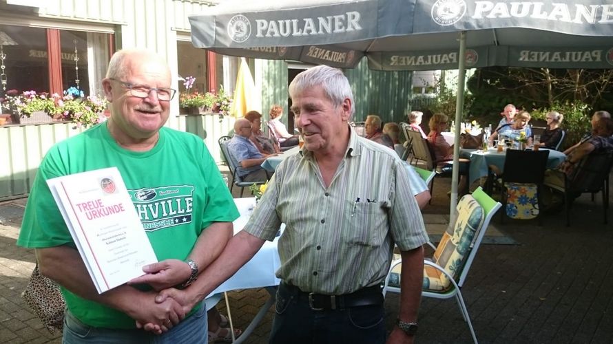 Ehrung nach der Brandschutzausbildung: Vorsitzender Kurt Krummenauer übergibt Kalmann Mattern (li) die Urkunde für 40 Jahre Mitgliedschaft im Verband Foto: KERH Kusel