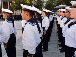 Die Bundeswehr bietet zahlreiche Karrieremodelle. Diese jungen Soldaten haben sich für die Marine entschieden und werden im Berliner Bendlerblock vereidigt. (Foto: dpa/picture alliance)