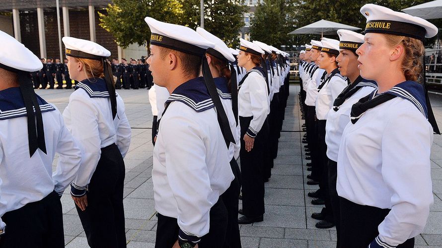 Die Bundeswehr bietet zahlreiche Karrieremodelle. Diese jungen Soldaten haben sich für die Marine entschieden und werden im Berliner Bendlerblock vereidigt. (Foto: dpa/picture alliance)