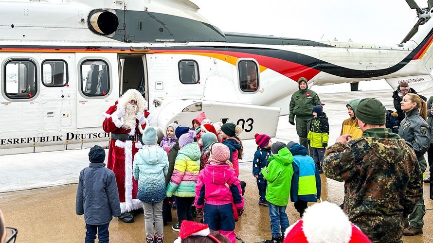 Mit kindlicher Freude und Begeisterung umringten die Kinder der Angehörigen der Flugbereitschaft BMVg den Nikolaus, der zum NikolausFlyIn mit einem Cougar-Hubschrauber den Weg nach Berlin gefunden hatte. Foto: Carsten Urban