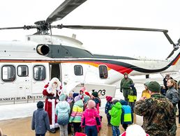 Mit kindlicher Freude und Begeisterung umringten die Kinder der Angehörigen der Flugbereitschaft BMVg den Nikolaus, der zum NikolausFlyIn mit einem Cougar-Hubschrauber den Weg nach Berlin gefunden hatte. Foto: Carsten Urban