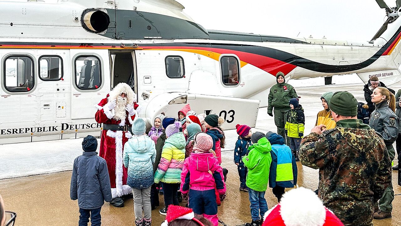 Mit kindlicher Freude und Begeisterung umringten die Kinder der Angehörigen der Flugbereitschaft BMVg den Nikolaus, der zum NikolausFlyIn mit einem Cougar-Hubschrauber den Weg nach Berlin gefunden hatte. Foto: Carsten Urban