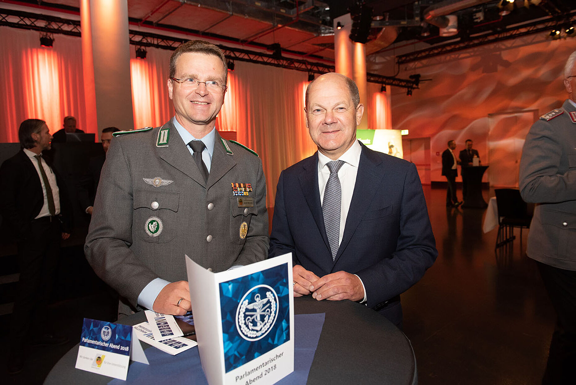 Aus haushälterischer Sicht der wichtigste Gast des Abends: Finanzminister und Vizekanzler Olaf Scholz, hier mit André Wüstner Foto: DBwV/Scheurer
