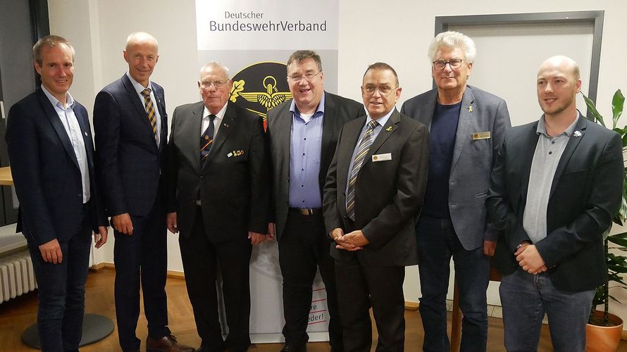 Zum Bild, von links: Bürgermeister Jürgen van der Horst, Armin Schwarz (MdL), Oberst a.D. Jürgen Damm, Staatssekretär Mark Weinmeister, Oberstabsfeldwebel a.D. Rudolf  Schmelzer (Vorsitzender Ehemalige im Landeverband West), Bezirksvorsitzender Hauptmann a.D. Helmut  Pries, Oberleutnant d.R. Valentino Lipardi (GSP) Foto: DBwV