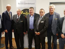 Zum Bild, von links: Bürgermeister Jürgen van der Horst, Armin Schwarz (MdL), Oberst a.D. Jürgen Damm, Staatssekretär Mark Weinmeister, Oberstabsfeldwebel a.D. Rudolf  Schmelzer (Vorsitzender Ehemalige im Landeverband West), Bezirksvorsitzender Hauptmann a.D. Helmut  Pries, Oberleutnant d.R. Valentino Lipardi (GSP) Foto: DBwV