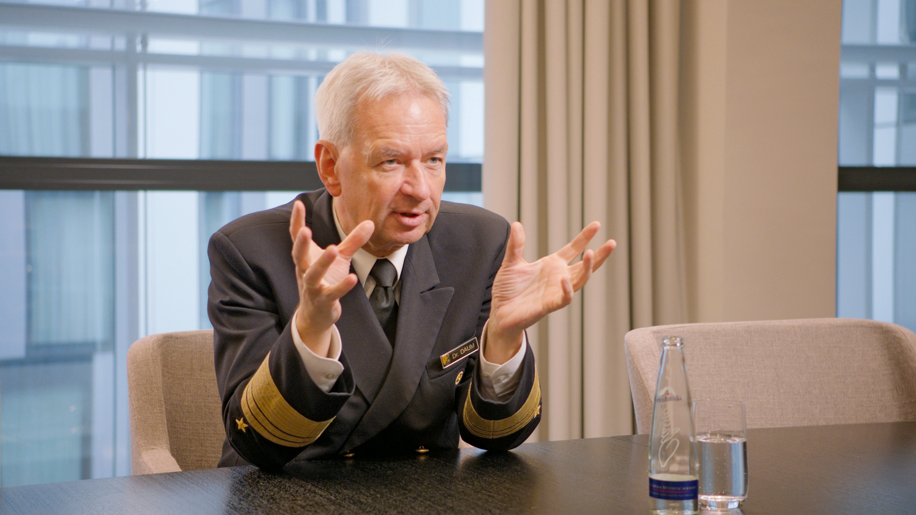 „Wir haben uns eine schlanke Führungsstruktur gegeben, die möglichst wenig Führungsebenen vorsieht und arbeiten daran, eine moderne CIR-Kultur zu etablieren“, sagt Vizeadmiral Thomas Daum. Foto: Bundeswehr