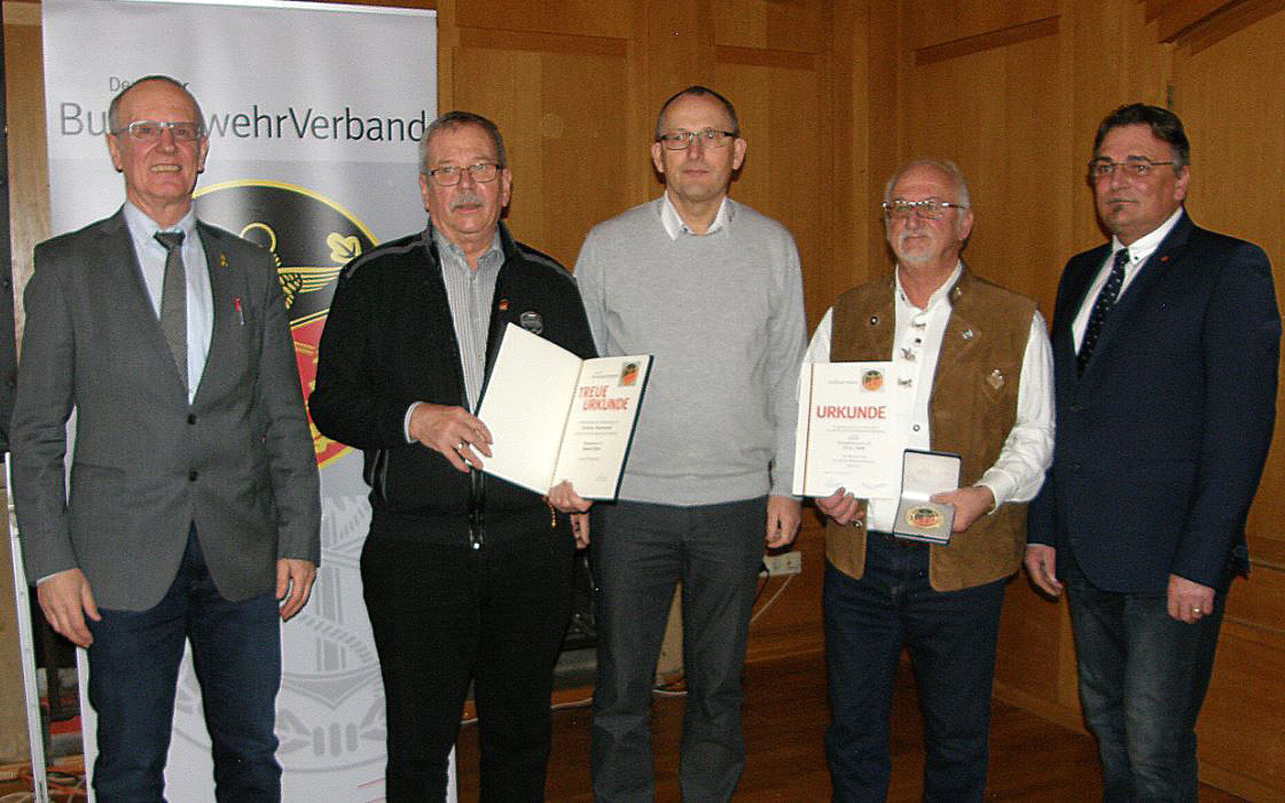 Die Vorsitzenden Kiesner, Krömer und Jung mit den geehrten Kameraden Hauptmann a.D. Rudolf Nübler und Stabsfeldwebel a.D. Günter Goth. Foto: DBwV/LV Süddeutschland