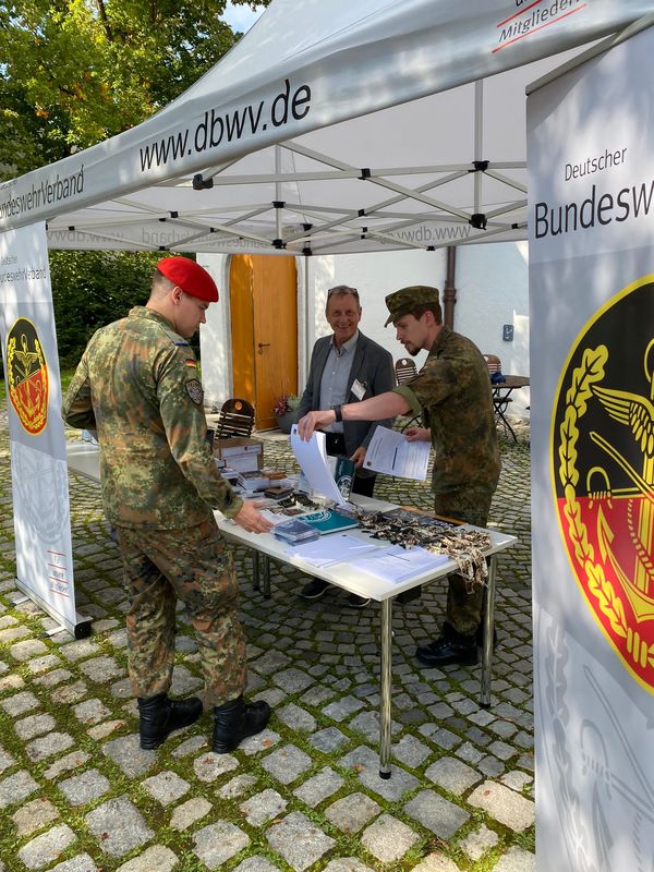 Standortbeauftragter Günther Schmitt ist einer der ersten Ansprechpartner des DBwV für die „Neuen“  an der UniBw München. Foto: Truka UniBw München