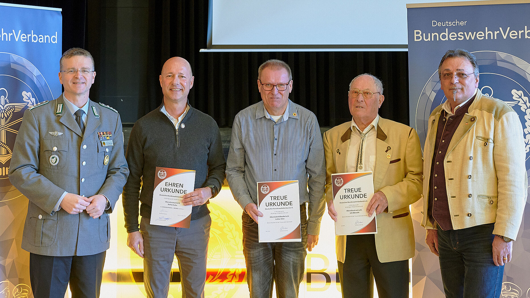 Die von Bundesvorsitzendem Oberst André Wüstner (v.l.) geehrten Mitglieder Stefan Kuhn, Lothar Dörr und Uli Albrecht mit StoKa-Vorsitzendem Stabsfeldwebel a.D. Franz Jung. Foto: Ingo Kaminsky