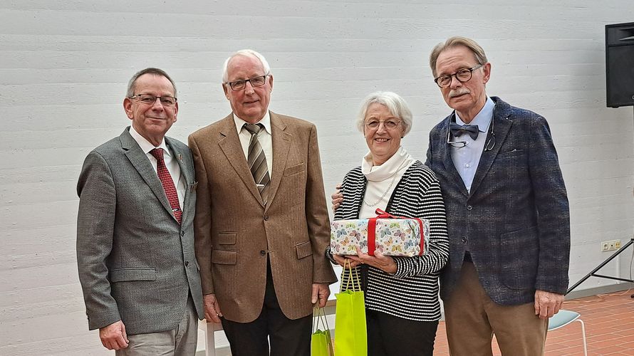 Bei der Jahresabschlussfeier dankten die Mitglieder dem vormaligen Vorsitzenden der KERH Ulm/Neu-Ulm, Stabsfeldwebel a.D. Heiko Schmidt, und seiner Ehefrau Rosi für ihre Arbeit im Vorstand. Foto: RB