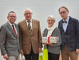 Bei der Jahresabschlussfeier dankten die Mitglieder dem vormaligen Vorsitzenden der KERH Ulm/Neu-Ulm, Stabsfeldwebel a.D. Heiko Schmidt, und seiner Ehefrau Rosi für ihre Arbeit im Vorstand. Foto: RB
