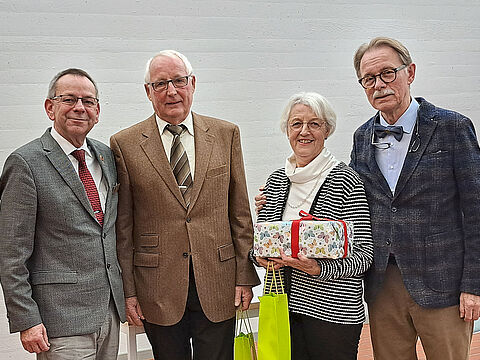Bei der Jahresabschlussfeier dankten die Mitglieder dem vormaligen Vorsitzenden der KERH Ulm/Neu-Ulm, Stabsfeldwebel a.D. Heiko Schmidt, und seiner Ehefrau Rosi für ihre Arbeit im Vorstand. Foto: RB