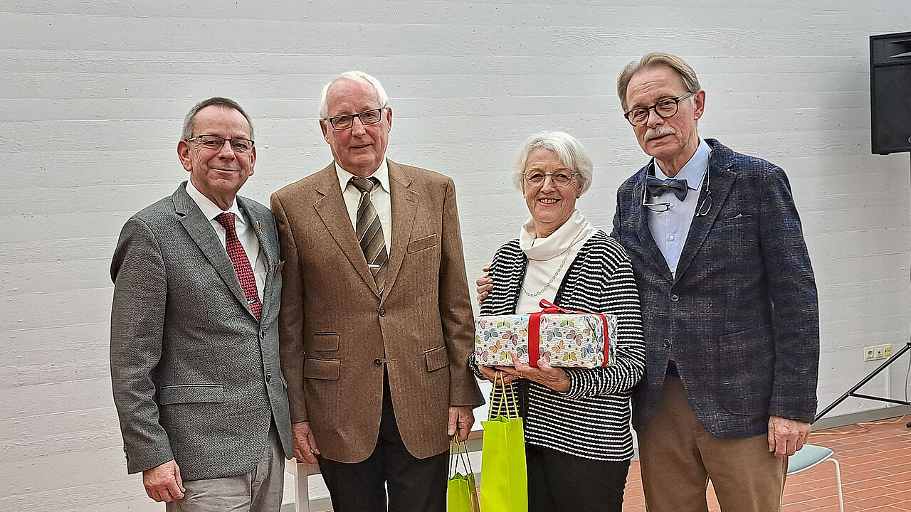Bei der Jahresabschlussfeier dankten die Mitglieder dem vormaligen Vorsitzenden der KERH Ulm/Neu-Ulm, Stabsfeldwebel a.D. Heiko Schmidt, und seiner Ehefrau Rosi für ihre Arbeit im Vorstand. Foto: RB